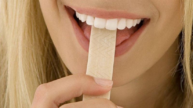 Bạn có thể nhai kẹo cao su khi tai bị đau